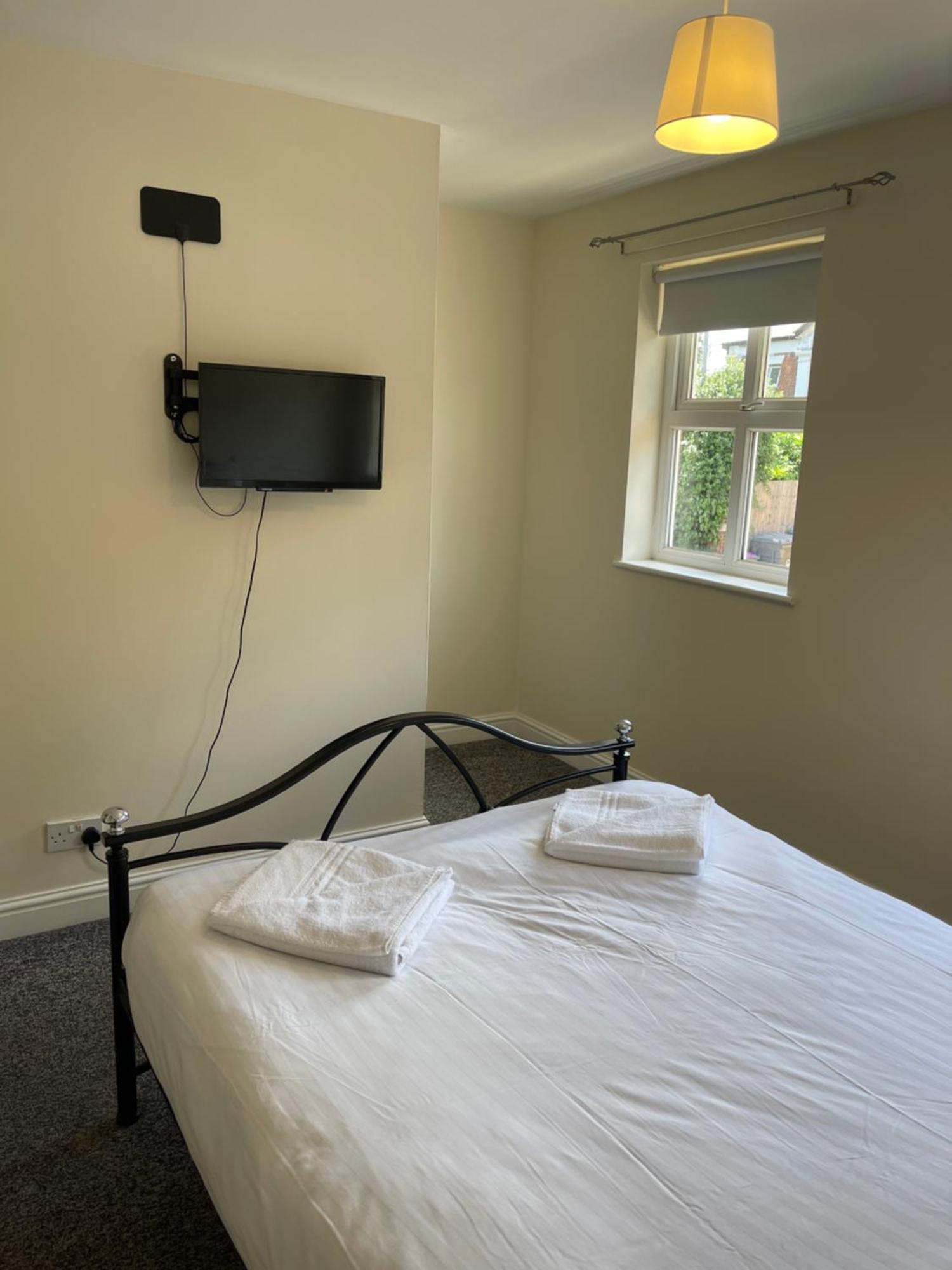House Number 4 Sleeps Up To 4 With Smart Tvs In Every Room Wellington  Exteriér fotografie