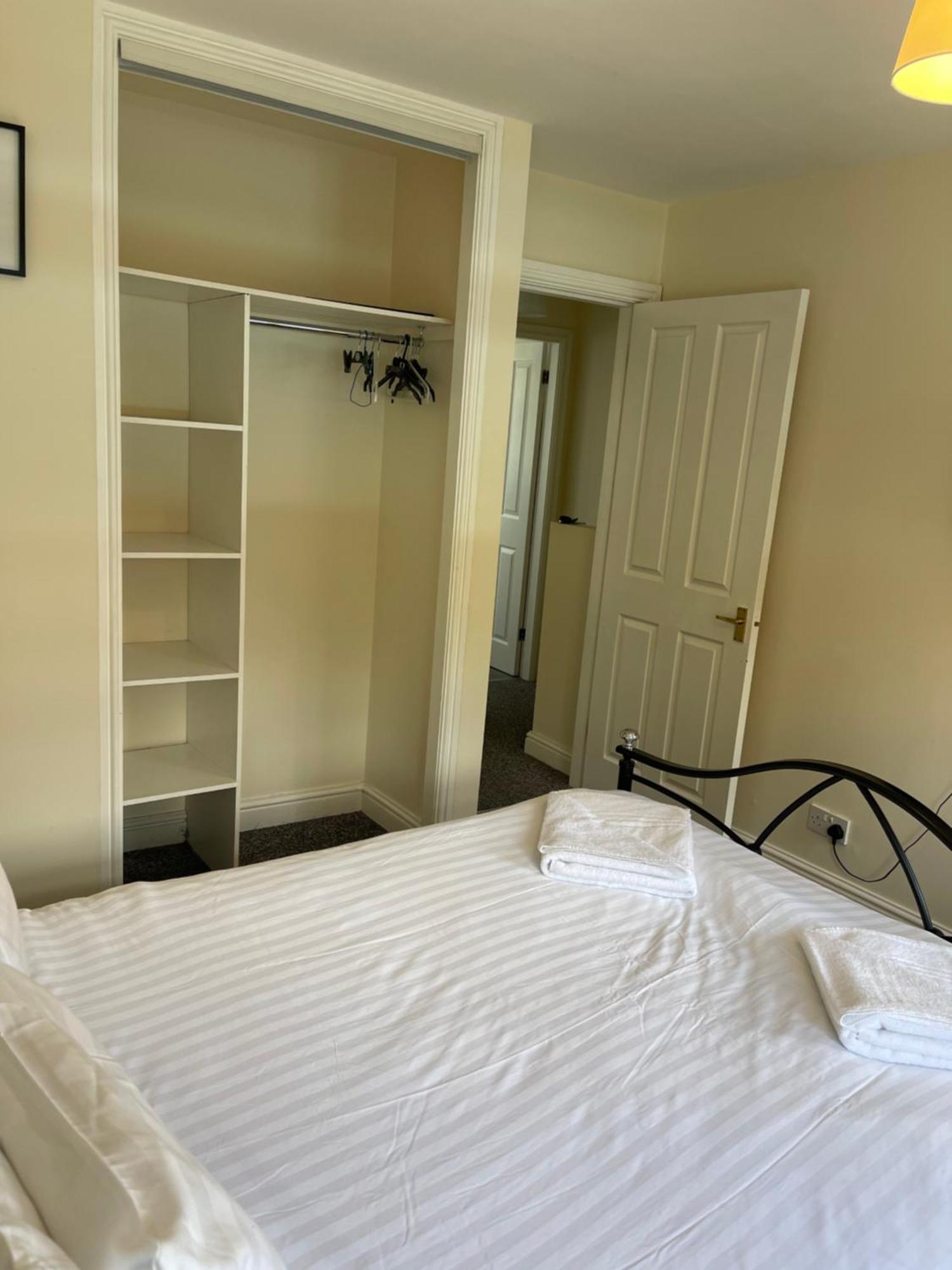 House Number 4 Sleeps Up To 4 With Smart Tvs In Every Room Wellington  Exteriér fotografie