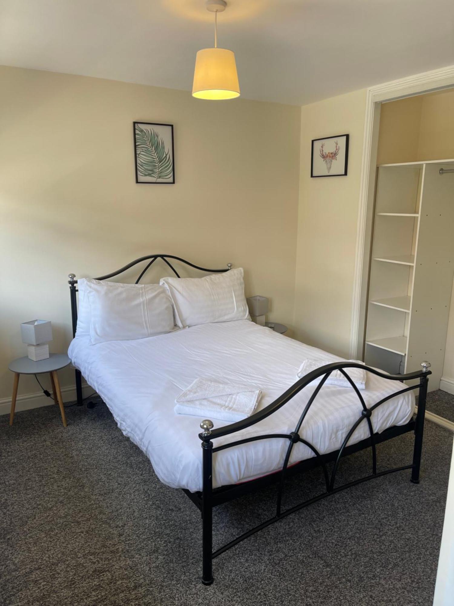 House Number 4 Sleeps Up To 4 With Smart Tvs In Every Room Wellington  Exteriér fotografie